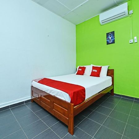 Oyo 90315 Chalet Pantai Rantau Panjang Kuala Rompin Εξωτερικό φωτογραφία