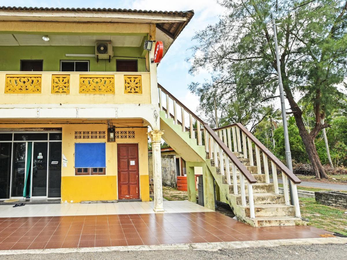 Oyo 90315 Chalet Pantai Rantau Panjang Kuala Rompin Εξωτερικό φωτογραφία